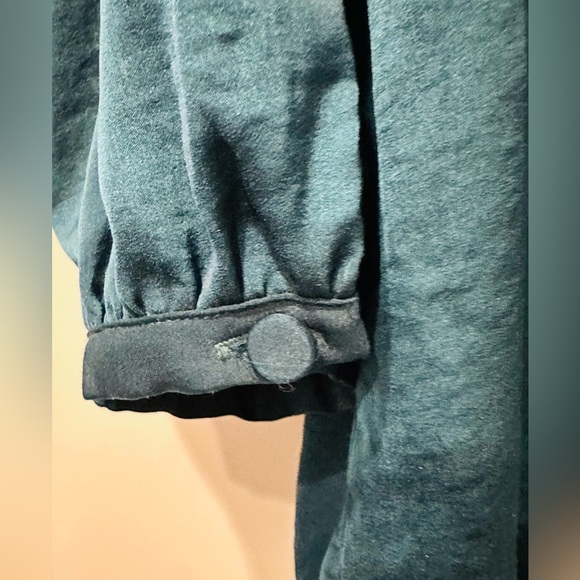 Silky Women’s Green Cabi Cold Shoulder Top - Picture 4 of 4